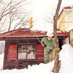 雪の中の煙突補修